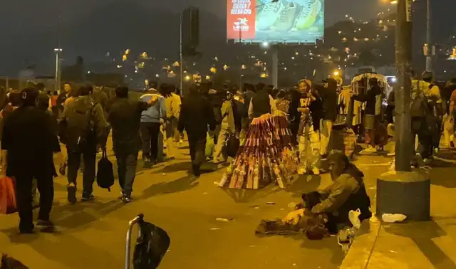  Comerciantes venden fuegos artificiales por fechas cercanas a Navidad y Año Nuevo. Foto: Víctor Cervantes.   