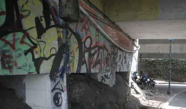  Grafitis en el puente Villena. Foto: Marco Cotrina   