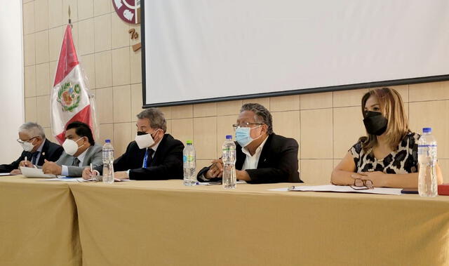 Congresistas por La Libertad se reunieron con titular de EsSalud en Trujillo y exigieron mejoras a establecimientos hospitalarios. Foto: Difusión