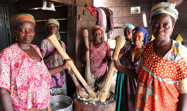 Mujeres pertenecientes a uno de los campamentos de brujas en Ghana. Foto: El País/Melissa Silva / Elsa Egea