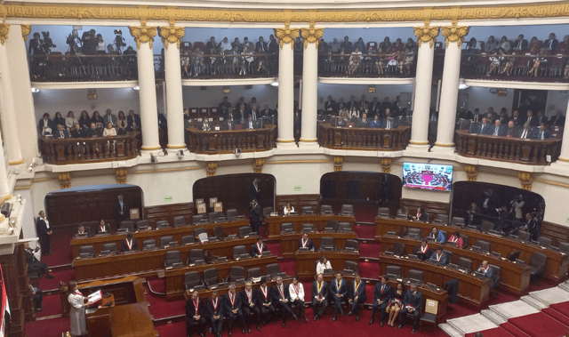  Hay más invitados que congresistas en el hemiciclo. | Foto: John Reyes / La República.   