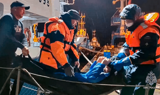 Un hombre ruso fue rescatado tras pasar 66 días a la deriva en el mar de Ojotsk en un bote inflable. Fue encontrado debilitado, pero con vida, después de una búsqueda prolongada. Foto: RIA Novosti   