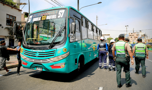 PNP y ATU durante el operativo en Surquillo. Foto: ATU   