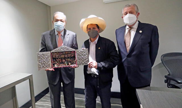 Pedro Castillo junto al empresario mexicano Carlos Slim y al canciller peruano Óscar Maúrtua. Foto: Twitter de Pedro Castillo