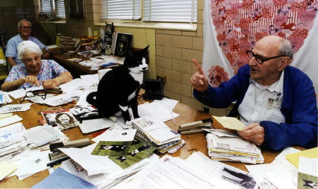 Voluntarios de la Casa Blanca en el Hogar de Soldados y Aviadores de EE UU reciben la visita del gato Socks, el 16 de septiembre de 1993. Foto: Stringer