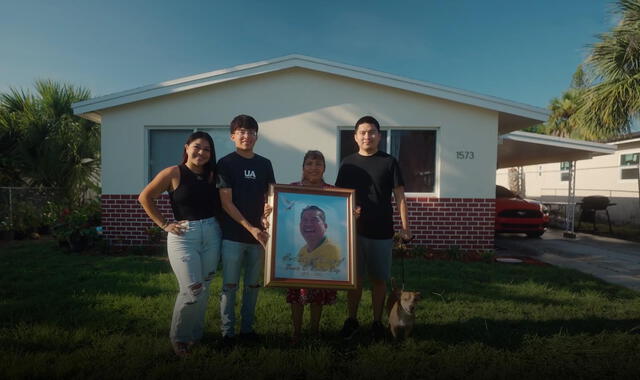 La familia de Randy Roblero junto a un cuadro de su padre, quien falleció tres meses después de que inició su negocio. Foto: CNBC   