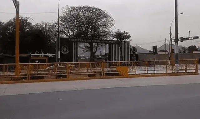 El paradero La Portada es gracias a la amplia entrada que tiene la base militar Fuerte Rafael Hoyos Rubio. Foto: René Mayma/YouTube    