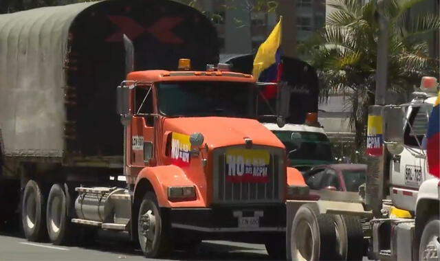  Transportistas bloquean las intersecciones viales en protesta por el alza del diésel. Foto: El Tiempo   