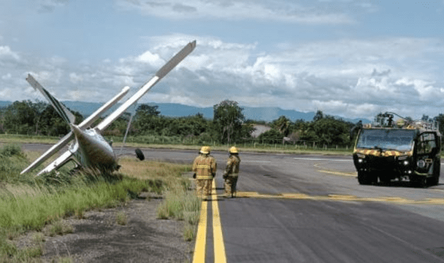  Imagen de la avioneta después del impacto y siendo auxiliada por bomberos. Foto: Andina.   