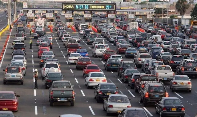  La congestión vehicular impacta tanto en grandes ciudades como en otras regiones, destacando la urgencia de un enfoque integral en planificación urbana. Foto: Business Empresarial.    