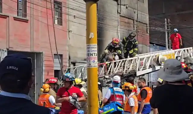 Emergencia por bombero herido. Foto: La República. Emergencia por bombero herido. Foto: La República.