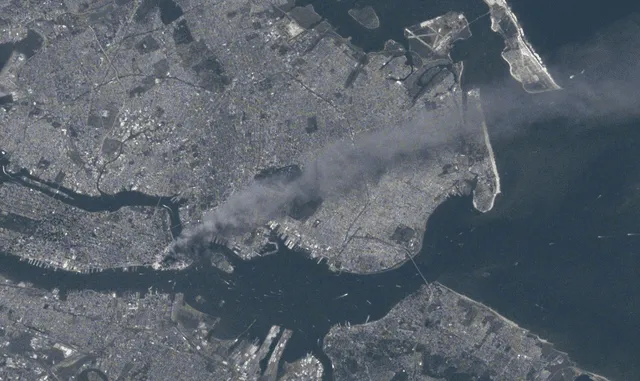 NASA: columna de humo tras el ataque a las Torres Gemelas