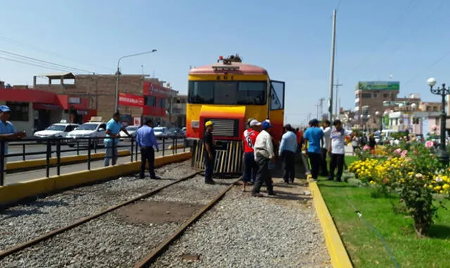 Tren impacta contra automóvil en Tacna