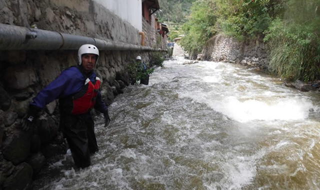 Bomberos arriesgan su vida para buscar a niña que desapareció en río Patacancha | VIDEO