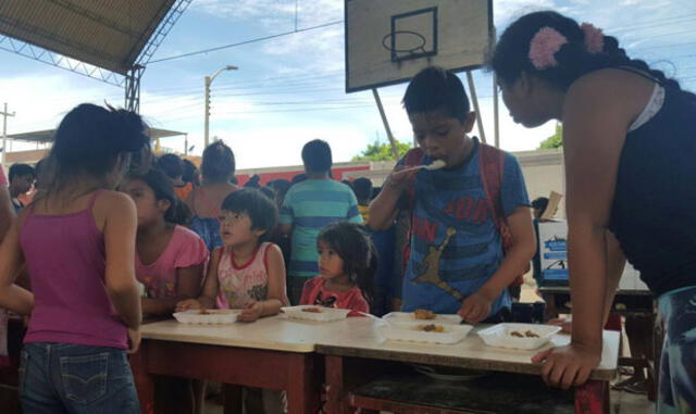 Inundación en Piura: Cientos de personas pugnan por un plato de comida en refugio de Catacaos [FOTOS]