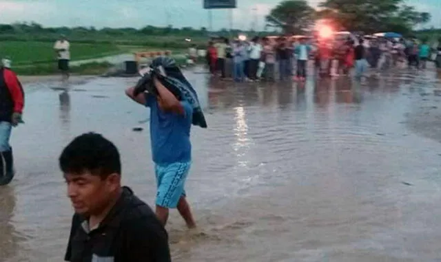 Ancianos y niños esperan ser rescatados tras el desborde el río Piura