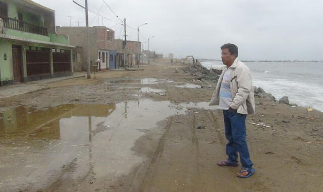 Fuerte oleaje golpea zona costera de Chimbote y causa zozobra en más de 300 familias