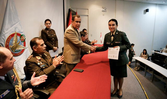 Cerca de 10 mil mujeres integran las Fuerzas Armadas peruanas