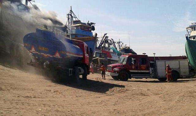 Incendio en embarcación pesquera en Chimbote | VIDEO