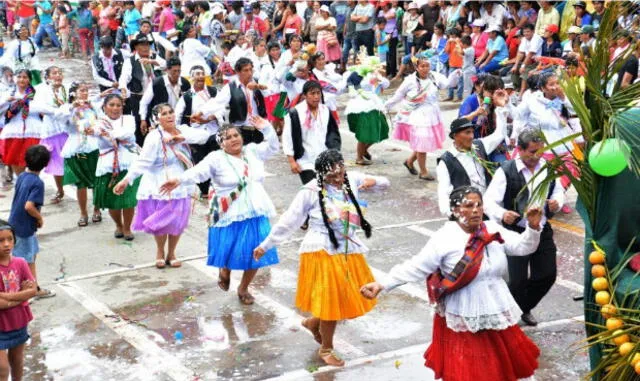 Vive los carnavales en la Pampa de la Luna (Quillabamba)