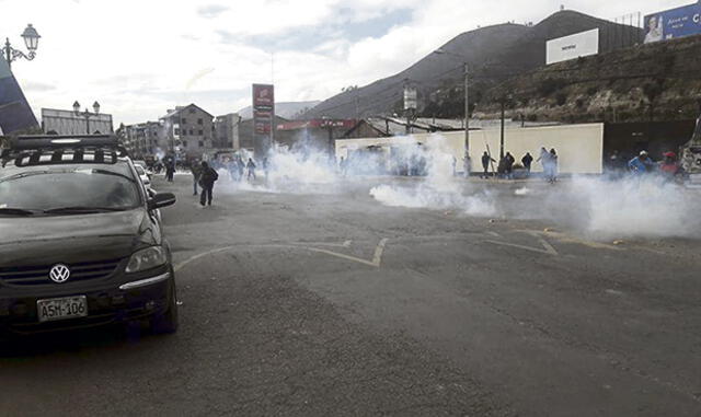 Docentes se enfrentan a la policía cuando intentaron tomar aeropuerto de Cusco
