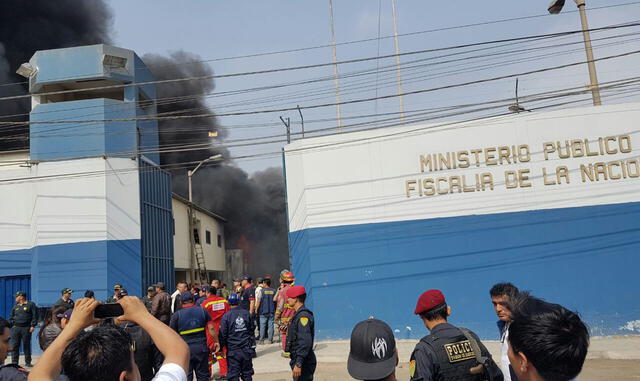 San Juan de Lurigancho: Bomberos apagaron incendio en sede del Ministerio Público [VIDEO]