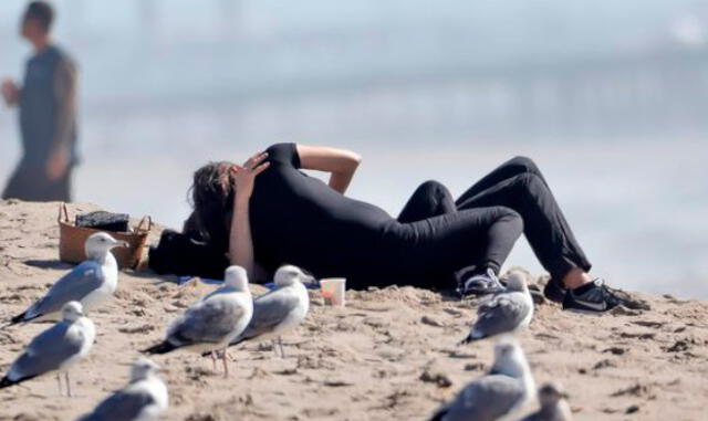 Irina Shayk lució su embarazo en la playa | FOTOS