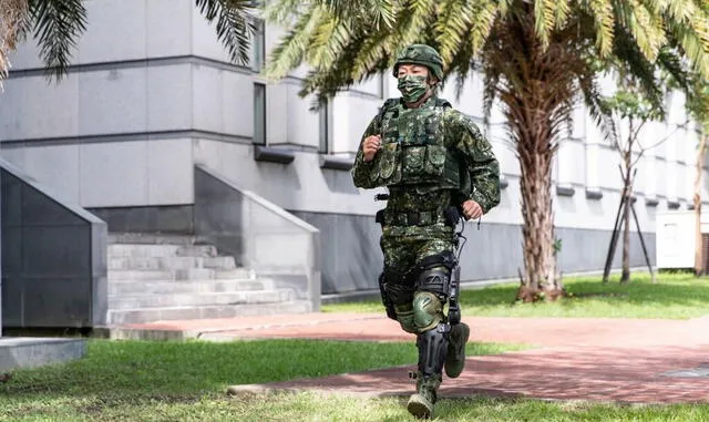 Un soldado taiwanés demuestra el nuevo traje de exoesqueleto diseñado para mejorar la resistencia física y la movilidad de los soldados. Foto: Ministerio de Defensa Nacional de Taiwán