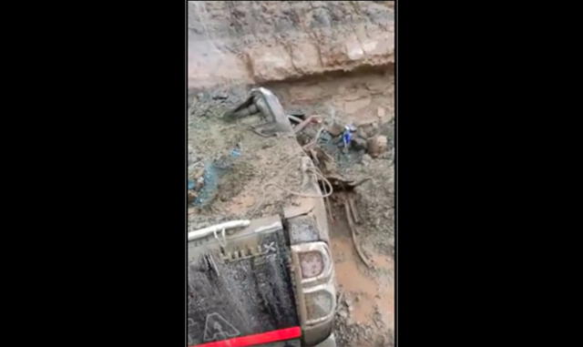 Deslizamiento de piedras y lodo sepultó camioneta y a sus pasajeros en Pataz| VIDEOS