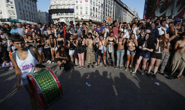 Protesta de mujeres contra cosificación reúne a manifestantes y mirones