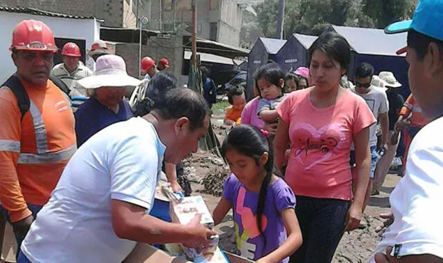 Llevan agua y víveres a damnificados de huaicos en Carapongo