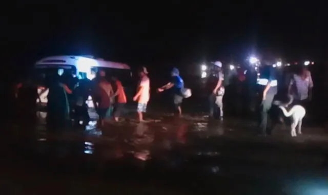 Huaico arrastró custer con 12 pasajeros cerca del peaje de Besique en Nuevo Chimbote