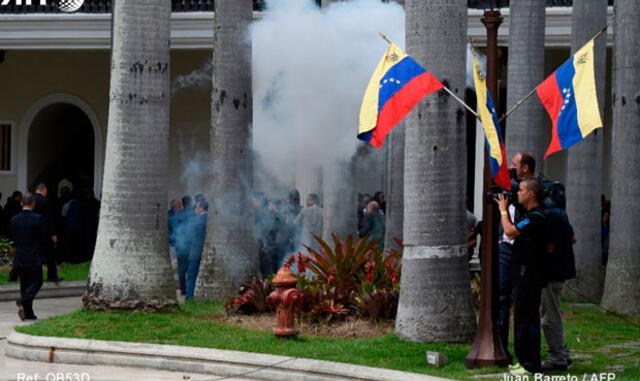  Venezuela: chavistas irrumpen con armas en Parlamento en el Día de Independencia [VIDEO]