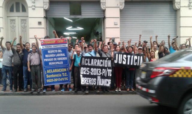 Obreros municipales protestan contra normas que vulneran sus derechos laborales | VIDEO