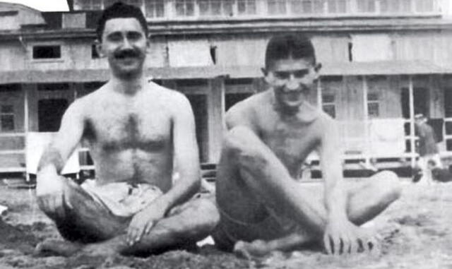 Max Brod y Frank Kafka en una tarde de playa. (Foto: El Español)