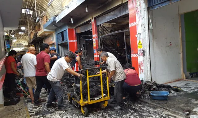Piura: Más de 500 mil soles de pérdida dejó incendio en mercado de telas [VIDEO]