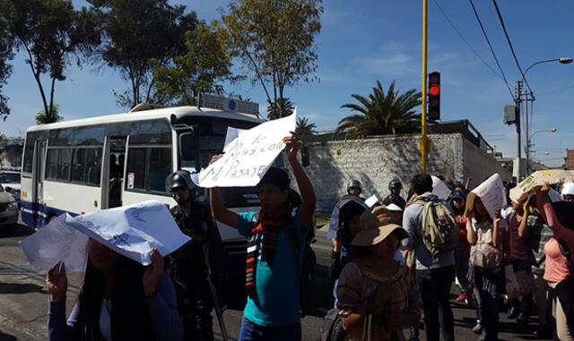 Universitarios y organizaciones civiles protestan contra alza de pasaje [VIDEO]