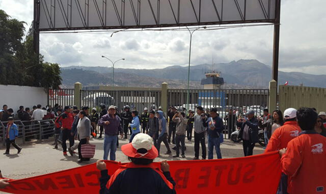 Docentes intentan tomar aeropuerto del Cusco [VIDEO y FOTOS]