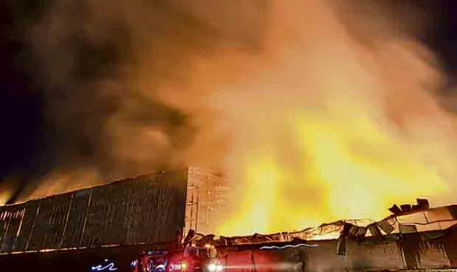 Arde almacén y humo cubre parte la ciudad de Arequipa