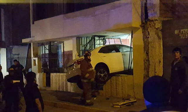 Auto se empotra en pared de vivienda en Arequipa [VIDEO]