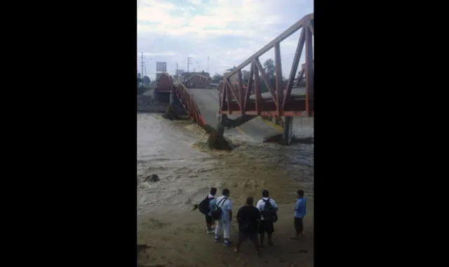 Trujillo: Policía y pobladores rescataron a cuatro personas tras caída del puente Virú
