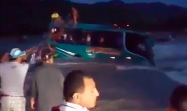 Piura: bus con 41 pasajeros fue arrastrado al intentar cruzar la quebrada río Seco| VIDEO