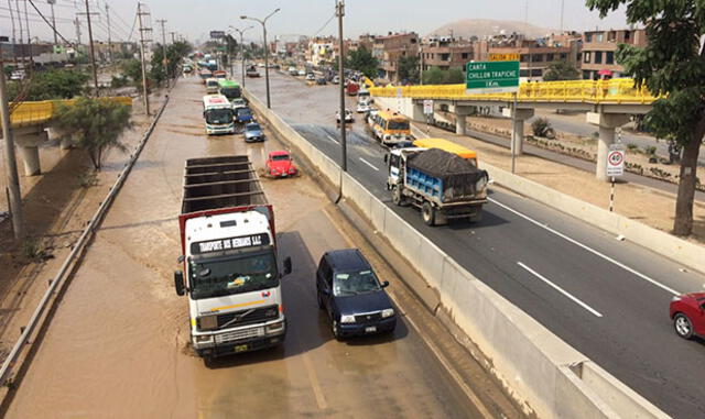 Panamericana Norte fue cerrada por desborde del río Chillón | VIDEO