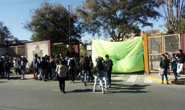 Universitarios y organizaciones civiles protestan contra alza de pasaje [VIDEO]