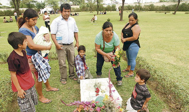 Con mariachis rinden homenaje a madres en cementerios del norte
