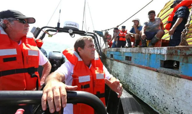 Ministro Giuffra interviene embarcación que no tenía permiso de zarpe ni de pesca