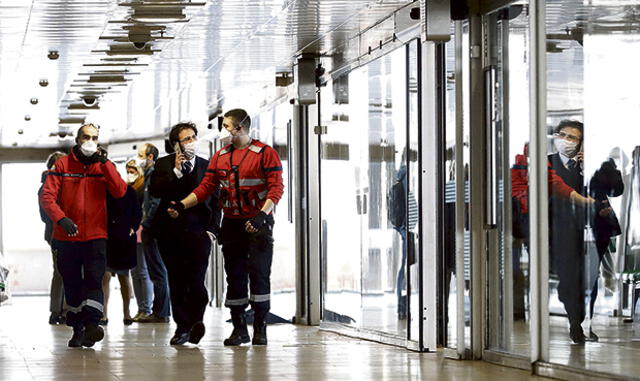 carencias. En el aeropuerto Charles de Gaulle de Francia, existen falencias en las medidas de protección para los trabajadores. Tampoco hay un control estricto con los pasajeros.