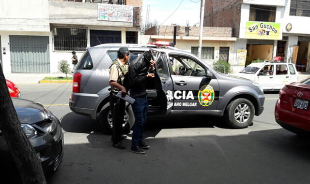 Auto se empotra en pared de vivienda en Arequipa [VIDEO]