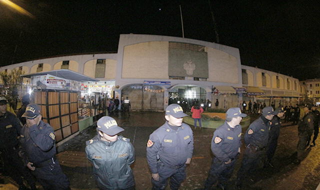 Delincuentes armados asaltan joyería y se esconden en mercado de Arequipa | VIDEO