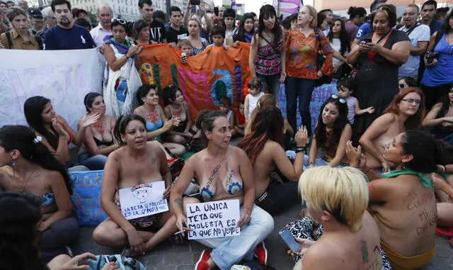 Protesta de mujeres contra cosificación reúne a manifestantes y mirones